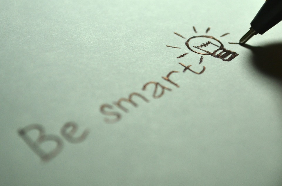 Be smart wording on white paper with lightbulb